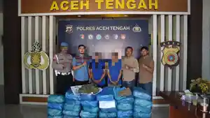 Personel-Satresnarkoba-Polres-Aceh-Tengah-memperlihatkan-dua-tersangka.jpg