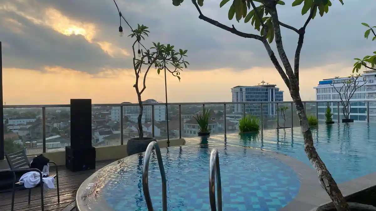 Skybar Rooftot в отеле ibis Styles Yogyakarta возобновил работу после ремонта