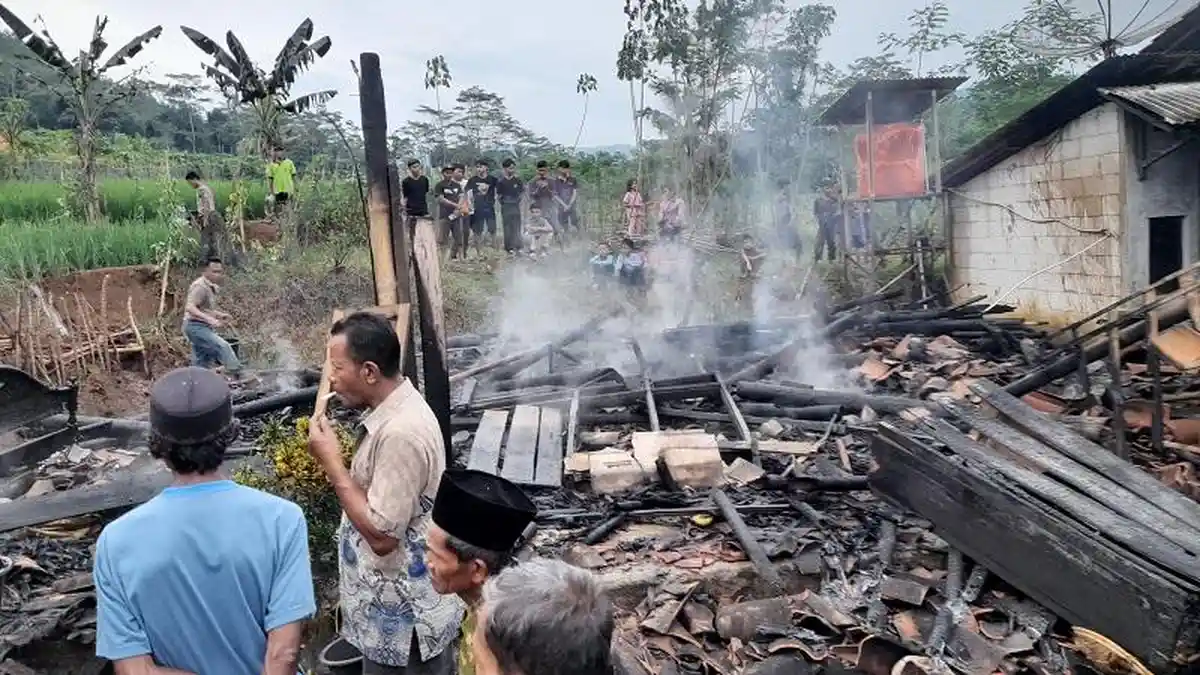Hanya 15 Menit, Rumah Warga Boja Cilacap Ludes Terbakar saat Ditinggal Nonton TV. Api dari Tungku