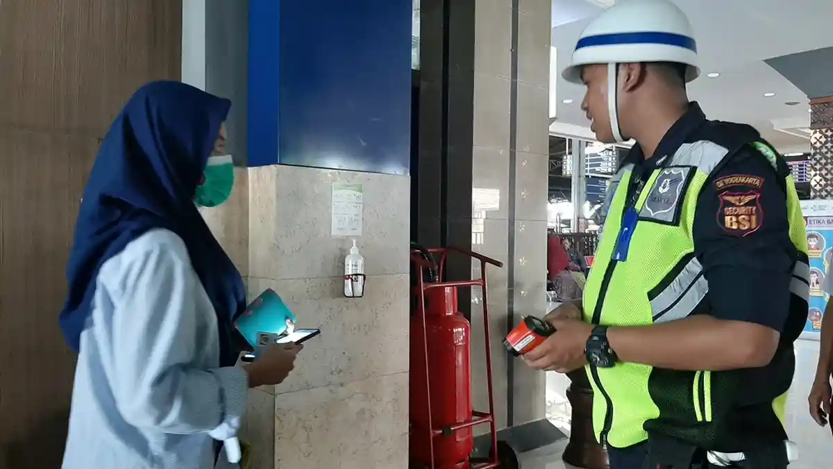 PT KAI Lakukan Pemeriksaan Kesehatan pada Penumpang KA Prameks
