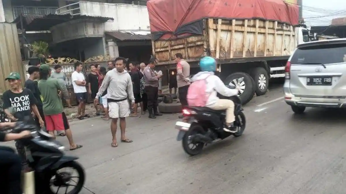 Kecelakaan di Bekasi, Pengendara Motor Tewas Tabrak Truk Ganti Ban
