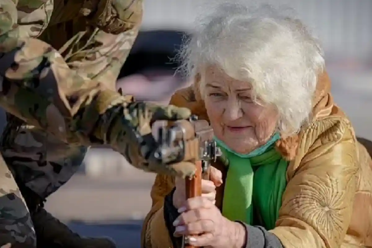 Nenek 79 Tahun Ikut Latihan Menggunakan Senapan Serbu AK-47, Persiapan Hadapi Invasi Rusia