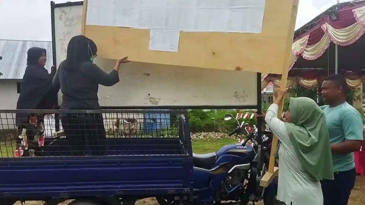 Ibu-Ibu di Bone Bolango Turun Tangan Bangun TPS untuk Pilkada Gorontalo