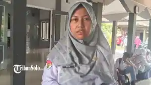 Dyah-Ayu-Kartika-wali-kelas-dari-Selvia-Dhira-Raehanah-siswi-kelas-XI-F2-MAN-2-Karanganyar.jpg