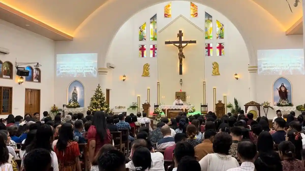 Ribuan Umat Kristiani Misa Malam Natal di Gereja Santo Mikael Palopo
