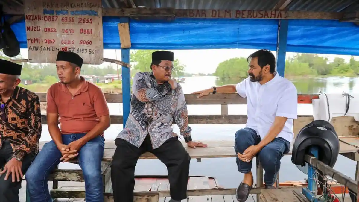 Naik Rakit, Mualem Tinjau Akses Jalan Kuala Baru di Aceh Singkil