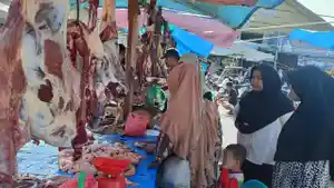 Warga-membeli-daging-sapi-Meugang-Idul-Adha-1447-Hijriah.jpg