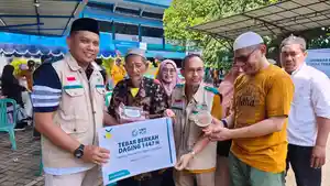 Penyerahan-paket-daging-kurban-kepada-penerima-manfaat.jpg