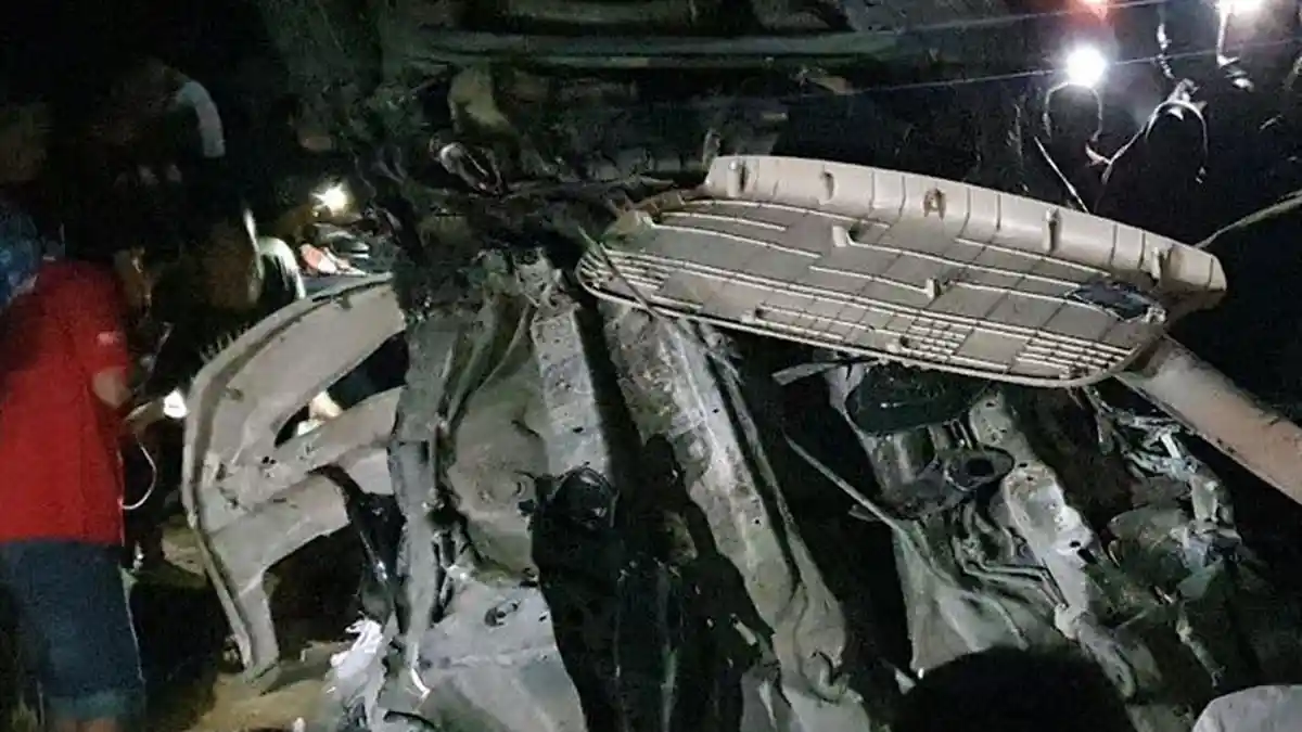 BREAKING NEWS Ertiga Tertabrak KA Wijaya Kusuma di Perlintasan Tanpa Palang di Mojokerto