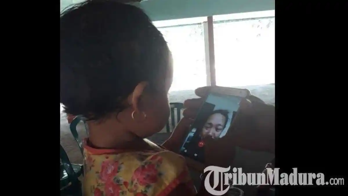 Sulastri Menangis Saat Video Call dengan Bayinya yang Ditemukan di Samping Jasad Sang Suami