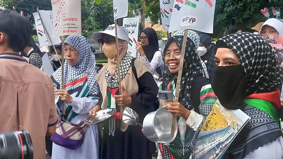 Suarakan Penderitaan Warga Gaza, Massa Aksi Solidaritas Pukul Peralatan Masak di Depan Kedubes Mesir