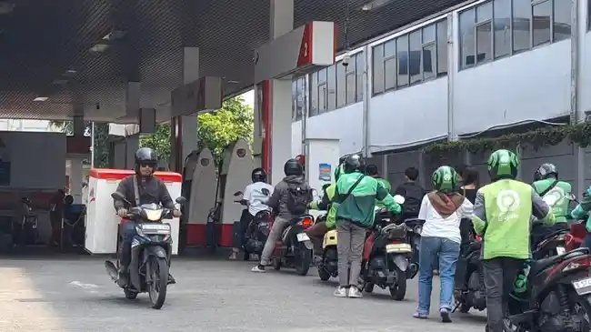 Driver Ojol Keluhkan Kenaikan Harga Pertamax, Baru Sadar Saat Mengisi Bensin di SPBU