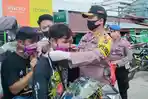 akbp-yudha-wirajati-kusuma-bersama-jajarannya-membagikan-serta-memasang-masker.jpg