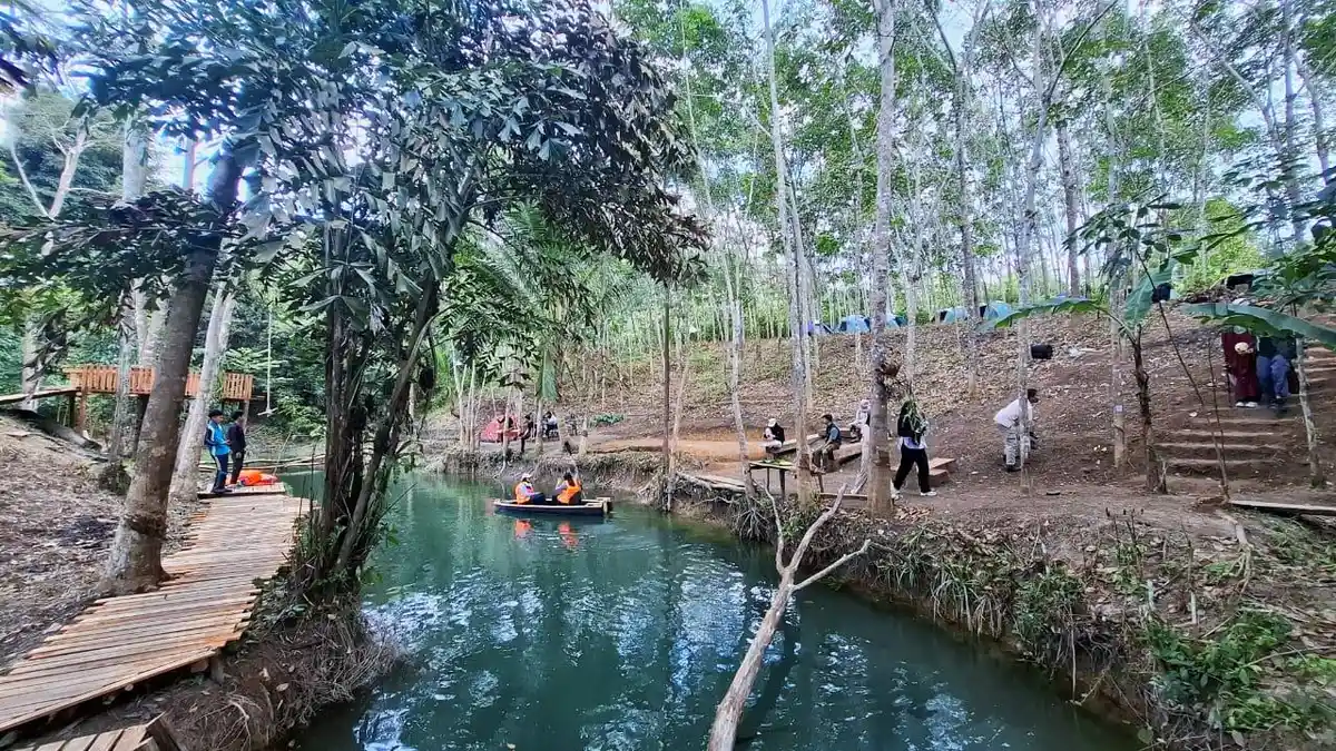 Hidden Gem di Balik Hutan Pedindang, Rahasia Bukit Senja dan Air Biru yang Menenangkan