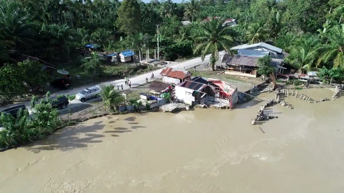 Luapan Sungai Krueng Tadu Robohkan Rumah Penduduk dan Gerus Jalan Kuala Tuha-Lamie