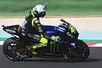 pembalap-monster-energy-yamaha-valentino-rossi-memberi-isyarat-kepada-penonton.jpg
