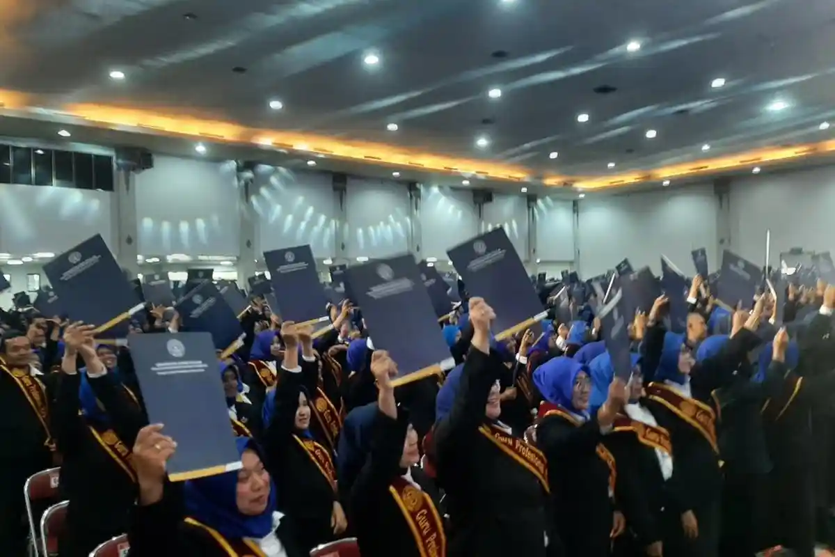 Mendikdasmen RI Lepas Ribuan Lulusan PPG UAD 2024, Sebut Guru Penentu Kualitas Pendidikan