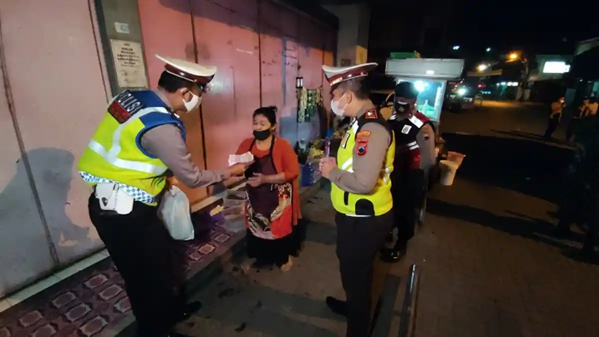 Bantu PKL Taati Jam Malam, Anggota Polresta Banyumas Borong Gorengan dan Makanan di Angkringan