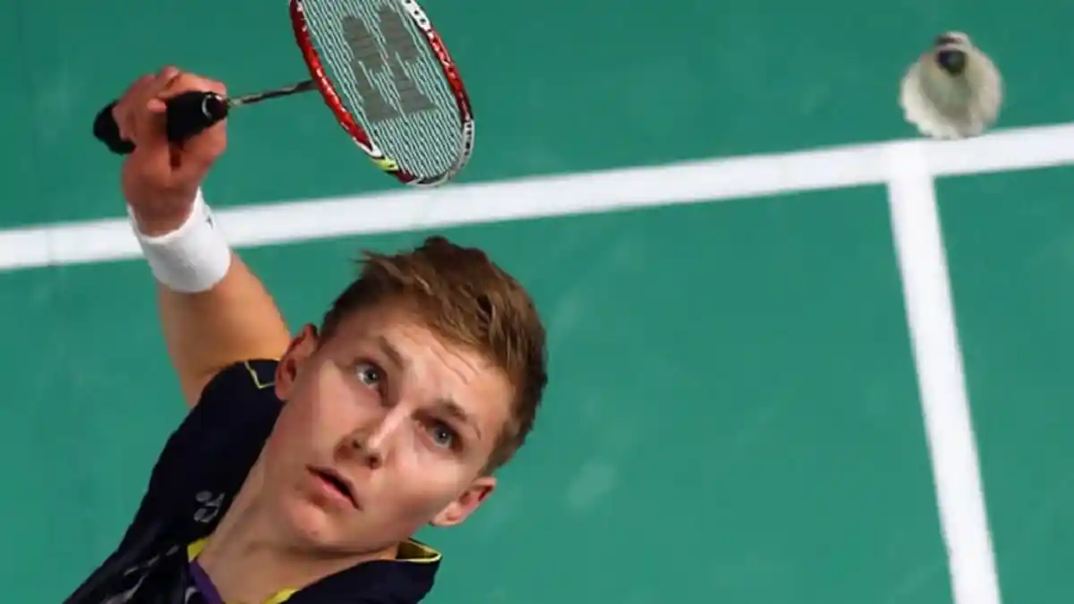Viktor Axelsen Frustrasi Banting Raket saat Nyaris Kena Comeback di Semifinal Indonesia Open 2022