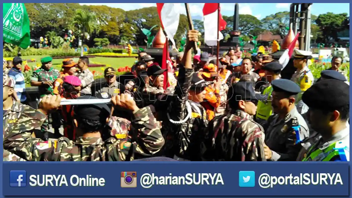 Saat Demo Aliansi Mahasiswa Papua di Malang Bareng Demo Kelompok Lain, Ini yang Terjadi