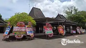 KARANGAN-BUNGA-PENUHI-PENDOPO-WONOGIRI.jpg