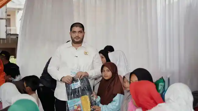 Berikan Bantuan untuk Korban Longsor Cisarua, Anggota DPR Soroti Alih Fungsi Lahan di Jabar