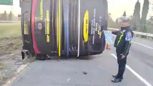 4-orang-luka-berat-dalam-kecelakaan-tunggal-bus.jpg