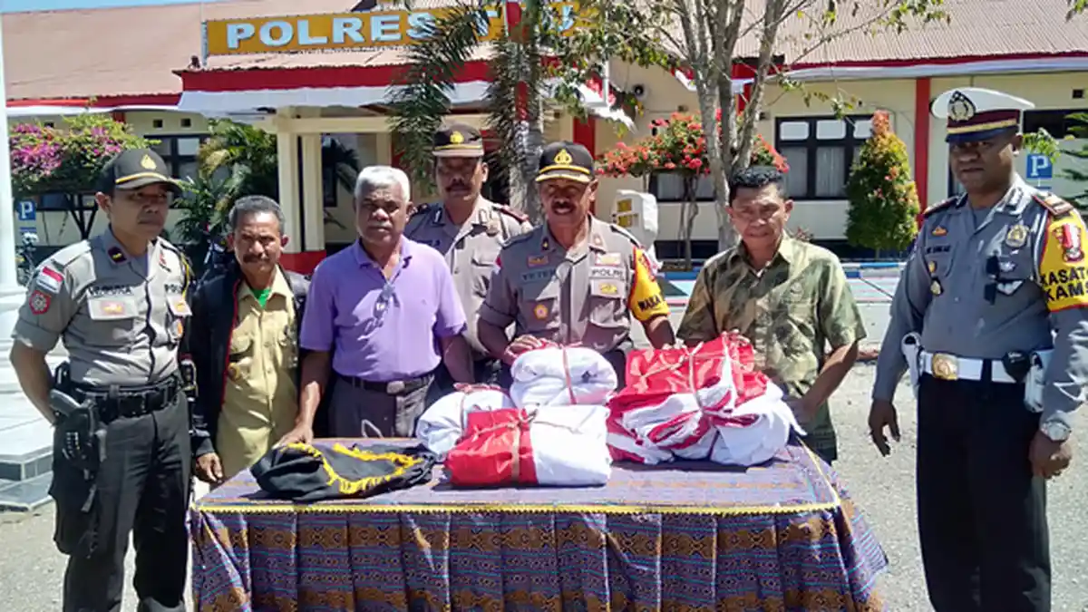 Camat Bikomi Nilulat Senang Dapat Bendera Gratis dari Polres TTU