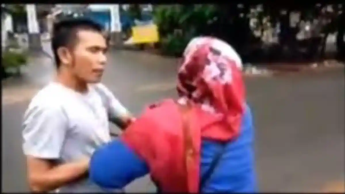 Ditegur Karena Buang Sampah Sembarangan, Ibu Ini Malah Teriak Minta Tolong
