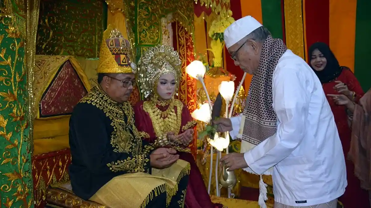 Abuya Peusijuek Pengantin Baru Ramli MS dan Evi Juwinda