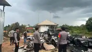 Polisi-saat-berada-di-TKP-kebakaran-mes-karyawan-milik-PT-BBP-di-Desa-Kaong.jpg