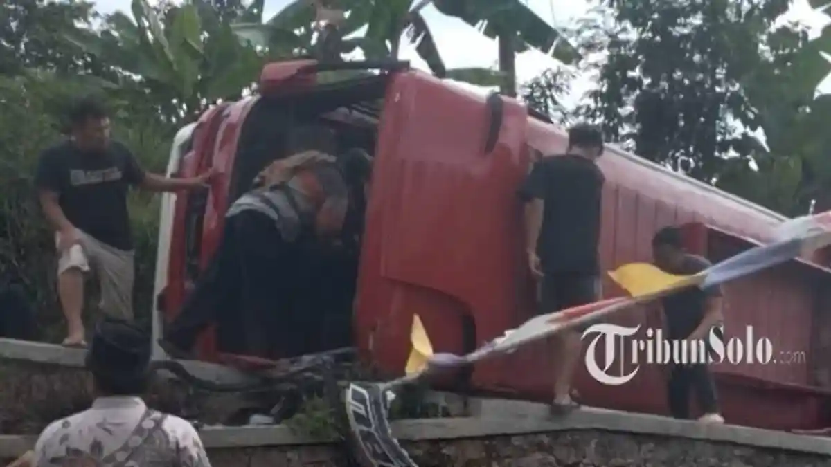 Bus Bawa Rombongan Pelayat Terguling di Ngargoyoso Karanganyar, 3 Orang Terluka