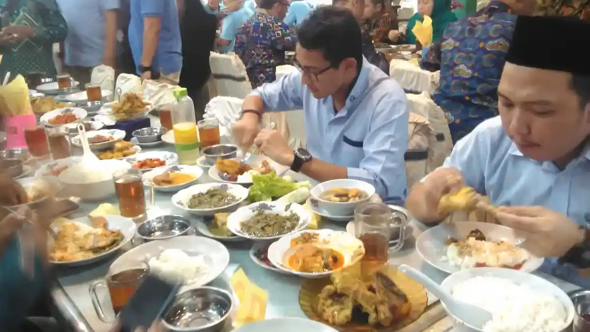 Sebelum Tampil di Silaknas ICMI, Sandiaga Santap Ayam dan Tunjang di RM Begadang V