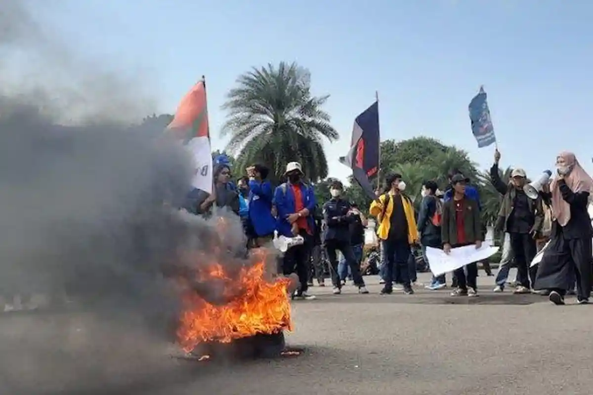 Ribuan Mahasiswa Geruduk Kantor Gubernur Aceh dalam Aksi Demo Tolak Kenaikan BBM