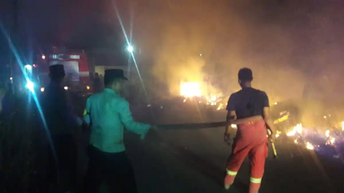 Lahan Kosong Seluas 500 M2 di Kawasan Perumahan Permata Asri Karimun Terbakar
