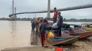 Penumpang-di-Pelabuhan-Angso-Duo-sedang-bersiap-masuk-ke-dalam-speedboat.jpg