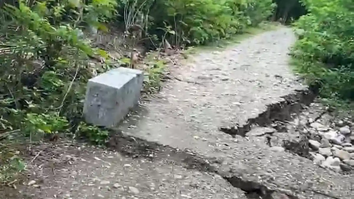 Deker Ambruk di Jalan Raakfau, Akses Utama Warga di Desa Babulu Lumpuh