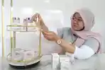 perempuan-asal-Kabupaten-Kudus-menunjukkan-produk-kecantikan.jpg