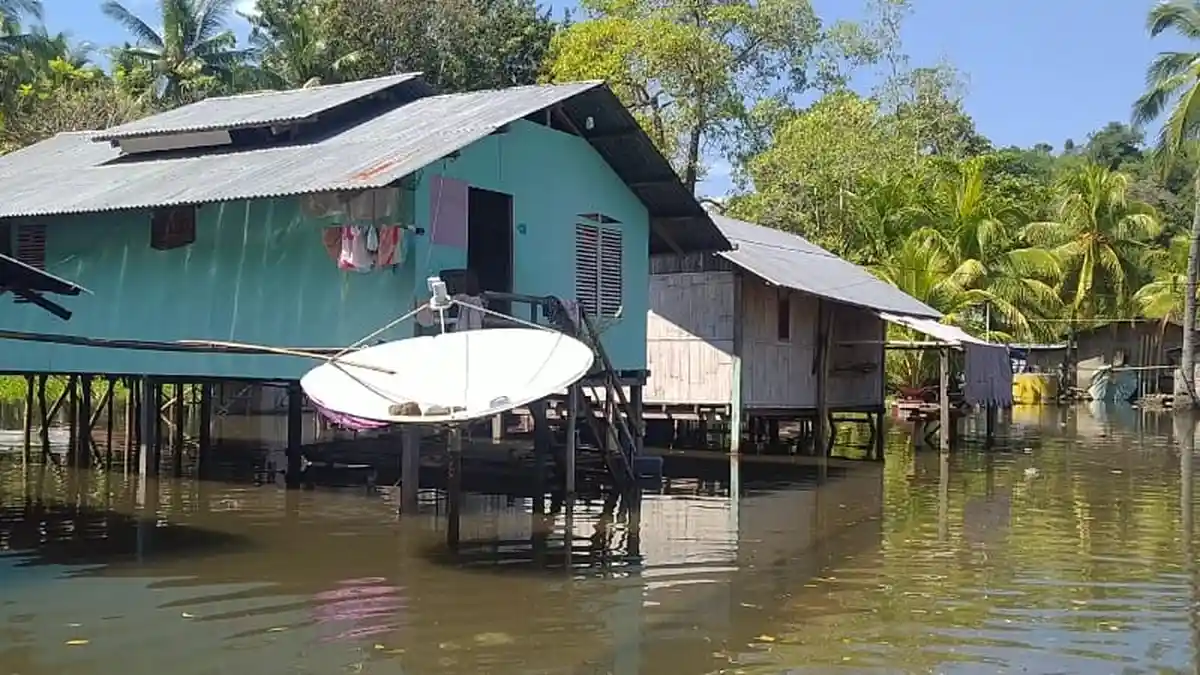 Warga Korban Banjir Rob di Sikka Mulai Mengungsi
