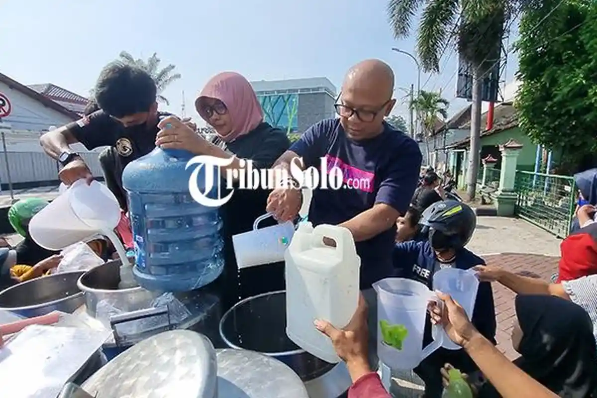 Kisah Sedih di Balik Bagi-bagi Susu di Boyolali, Ternyata dari Pengusaha Susu yang Tak Laku 