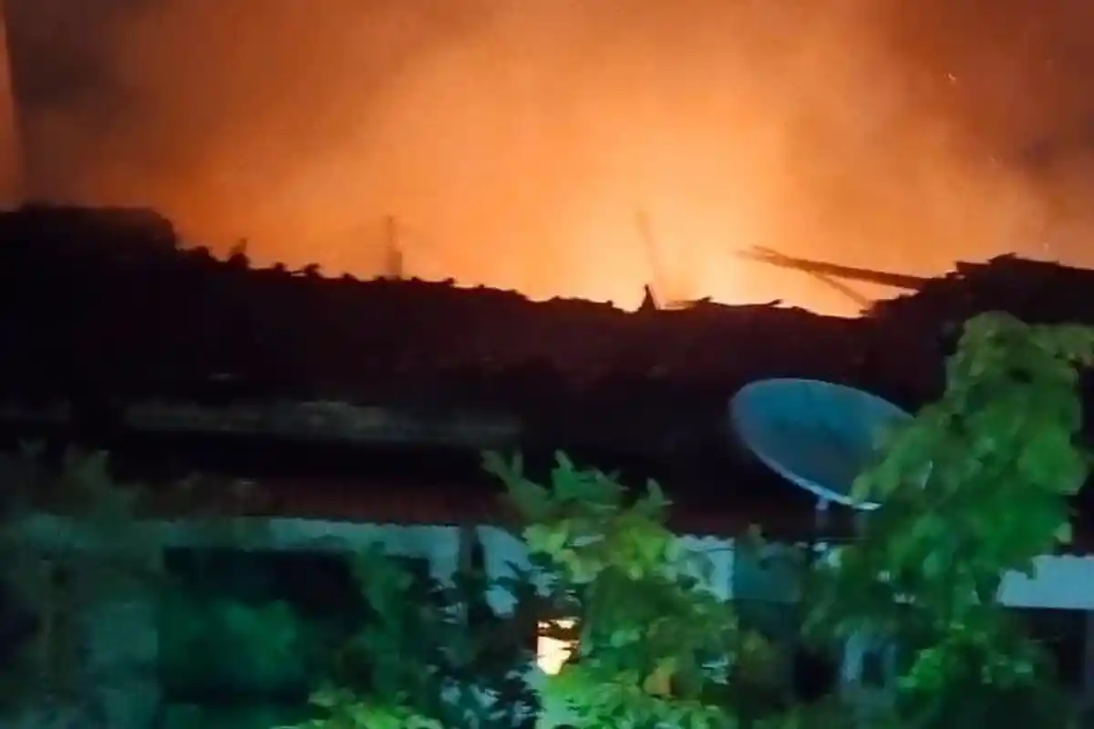 Kebakaran Hebat Rumah Makan Padang di Tukdana Indramayu Tadi Malam, Damkar Pun Butuh Armada Tambahan