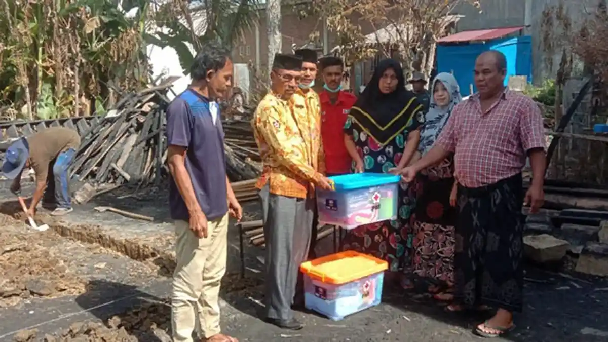 Dua Janda Korban Kebakaran di Reubee Delima, Pidie Terima Bantuan Masa Panik