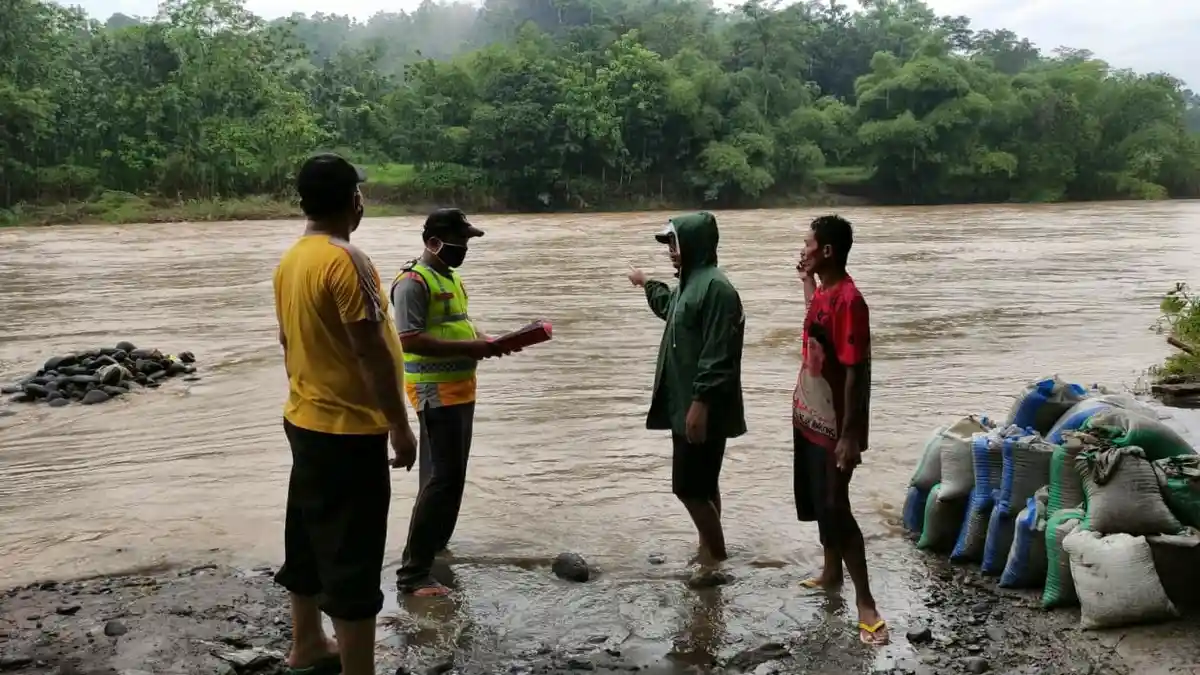 Truk Pengangkut Batu Hilang Terseret Derasnya Arus Sungai Comal Pemalang