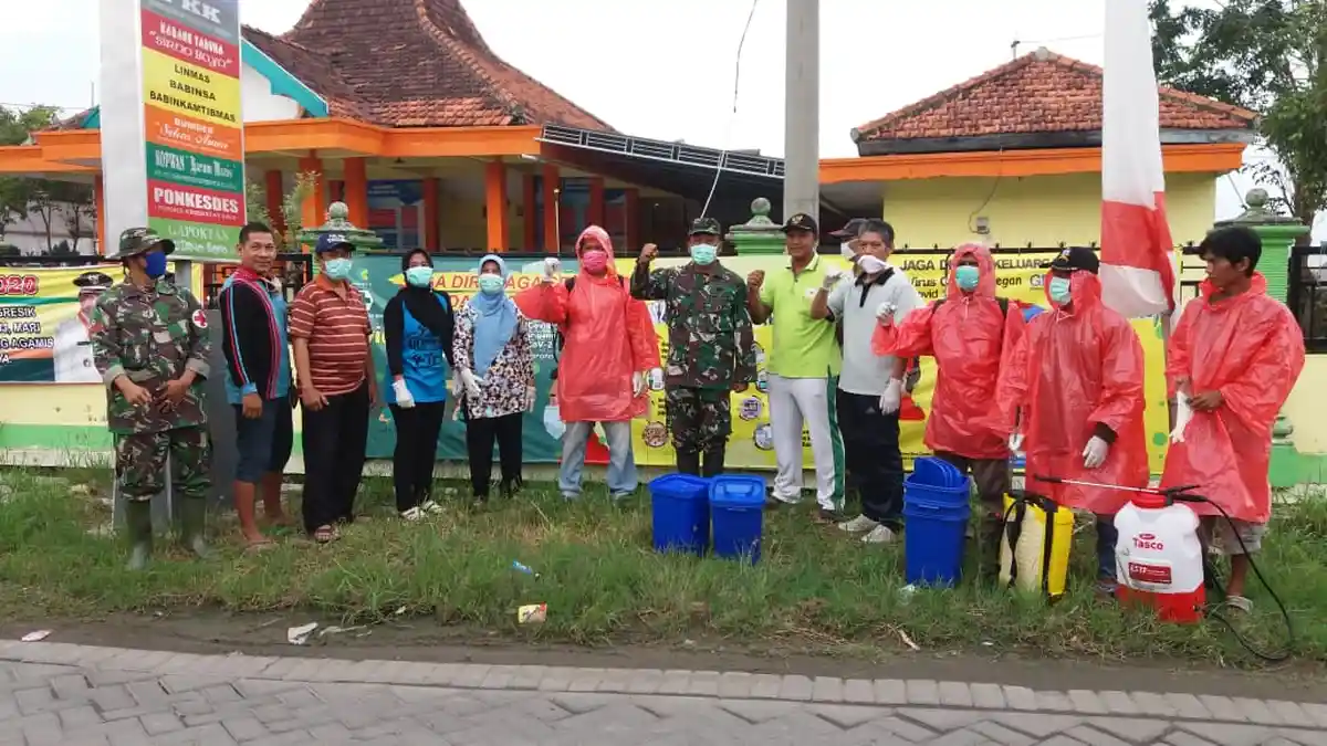 Cegah Virus Corona, Satgas TMMD 107 Semprot Disinfektan Desa Sirnoboyo Gresik