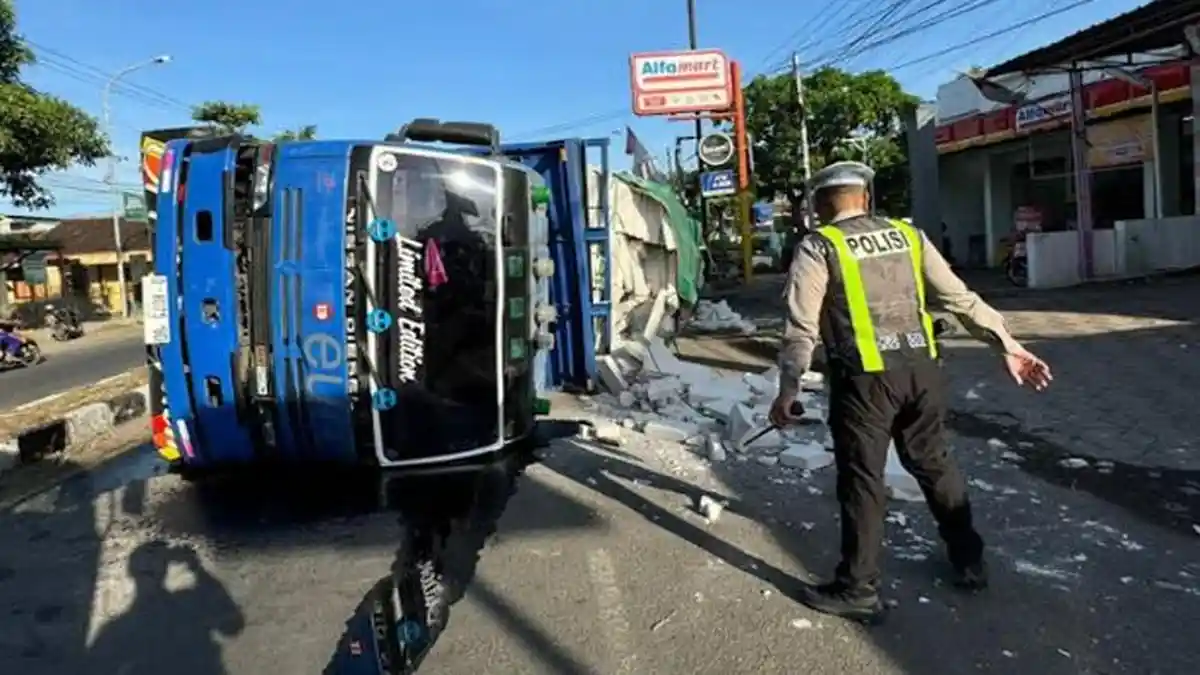Ban Pecah Sampai Truk Tabrak Pembatas dan Terbalik di Situbondo, Ajaib Sopir Tidak Terluka