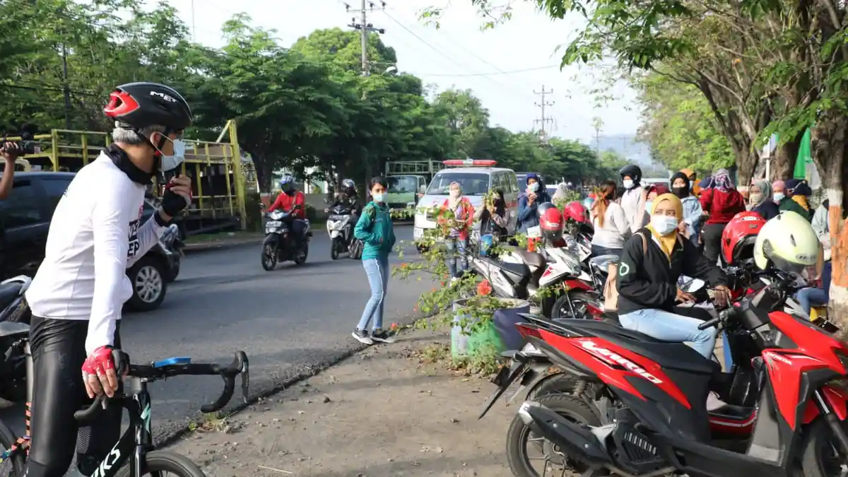 Bantu Pedagang Selama PPKM Darurat, Ganjar Ajak ASN Banyak Jajan
