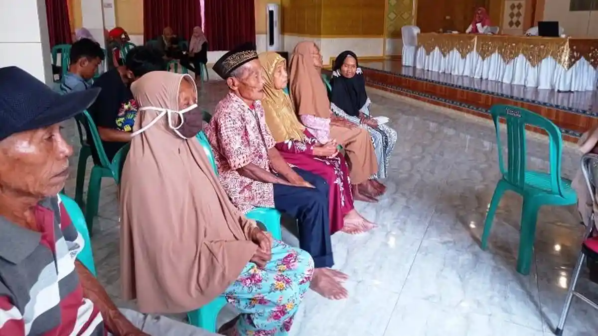 Warga Lansia dan Difabel di Desa Berasan Makmur Mesuji Lampung Lakukan Perekaman e-KTP