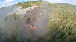 Potret-Udara-Kebakaran-Lahan-di-Baubau-Sulawesi-Tenggara-Api-Hampir-Menjalar-ke-Pemukiman-Warga.jpg
