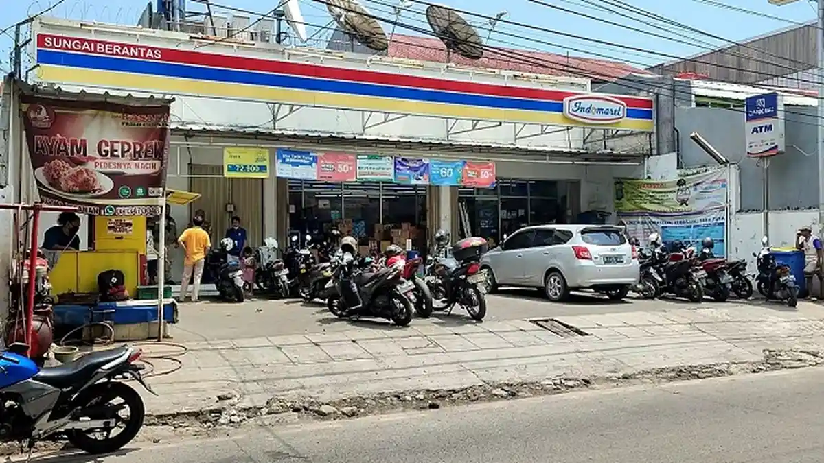 Minimarket di Semper Barat Dibobol Maling, Rokok dan Celana Dalam Curian Ditinggal di Plafon