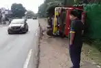 Truk-Bawa-Kasur-Terguling-di-Jalintim-Palembang-Betung.jpg